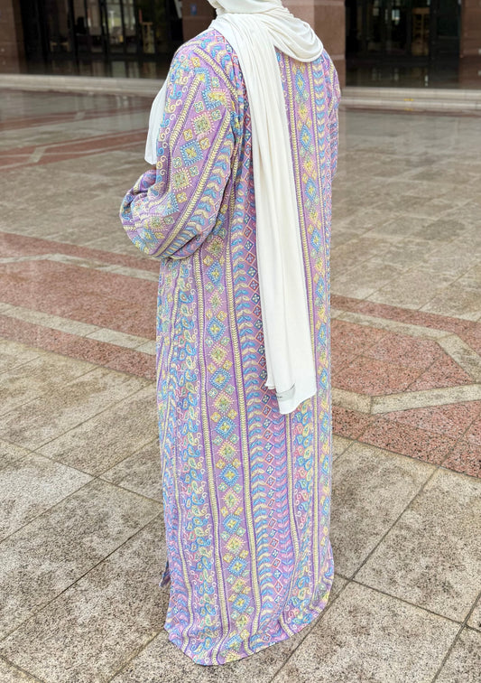 Kimono abaya cristal violet femme vue dos — tissu satiné broderies cristaux cousus main, cérémonie soirée