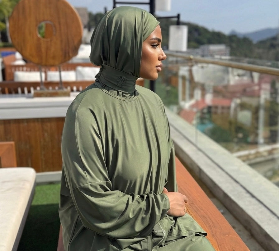 Femme portant burkini 3 pièces Naqî — maillot couvrant mer vacances France