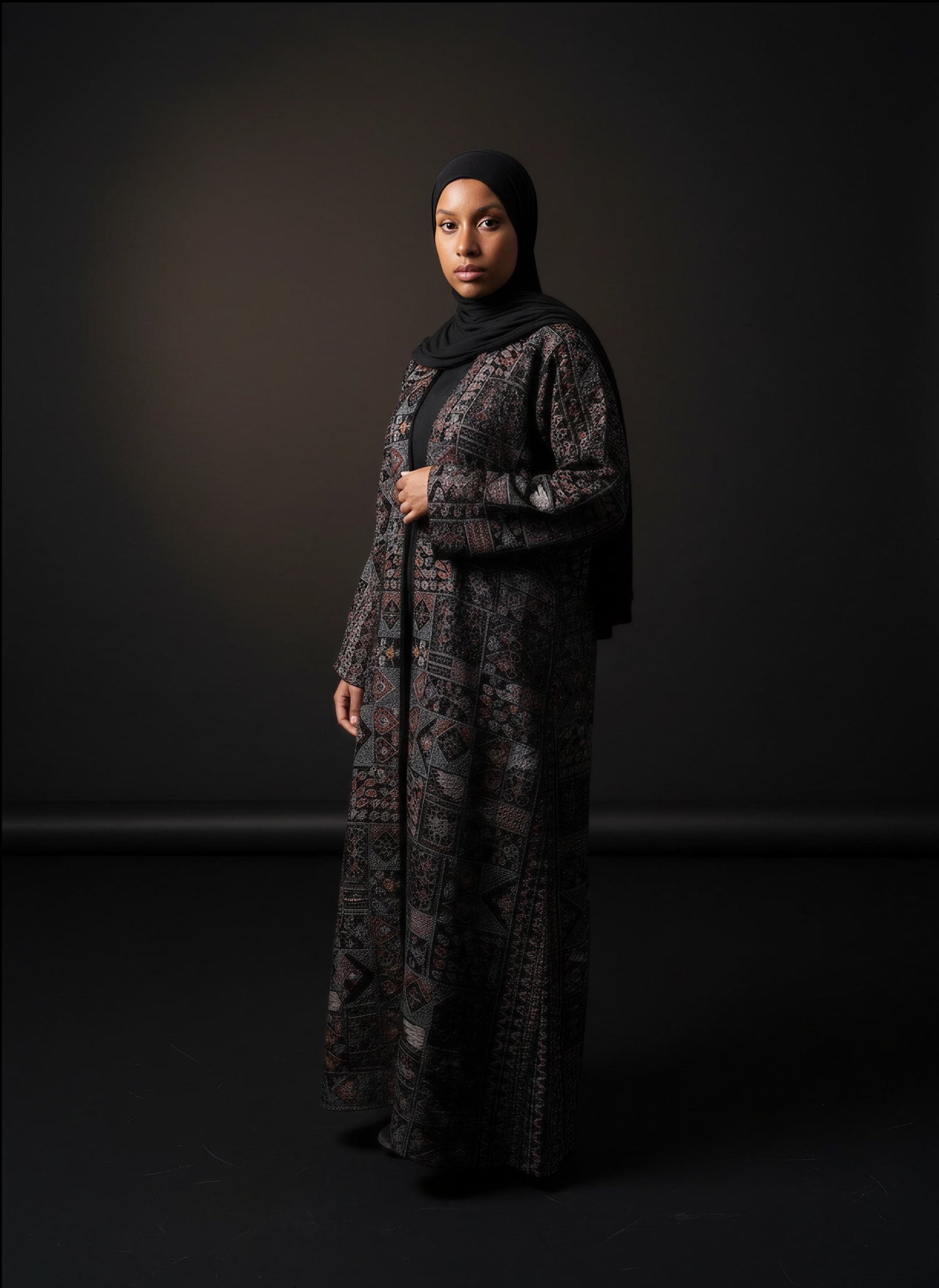 Abaya cristal velour portée par une femme avec un hijab noir vue de face 