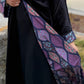 Détails abaya noire velours brodé motifs géométriques mosaïques — mode modeste femme - Naqî Collection