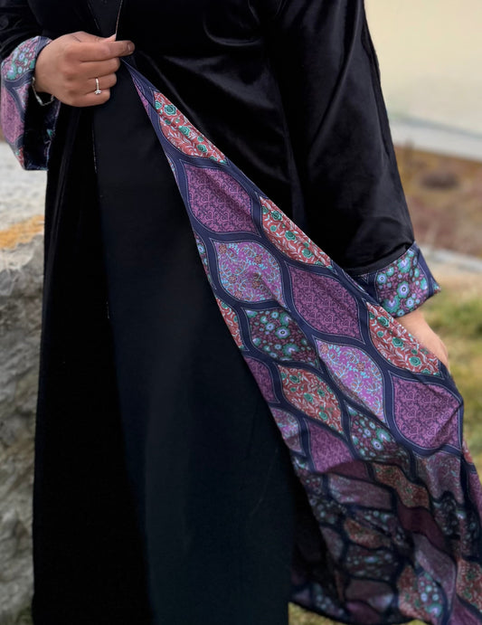 Détails abaya noire velours brodé motifs géométriques mosaïques — mode modeste femme - Naqî Collection