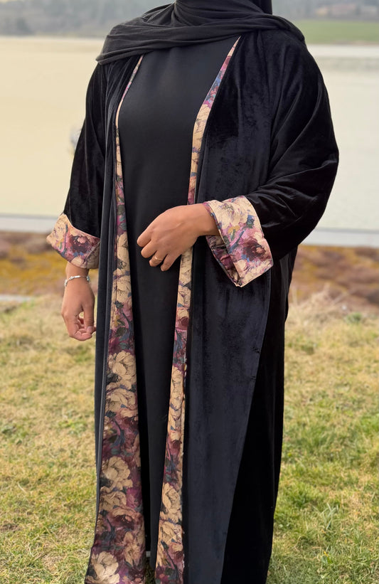 Abaya velours noir motifs floraux brodés multicolores — tenue Aïd mariage femme - Naqî Collection
