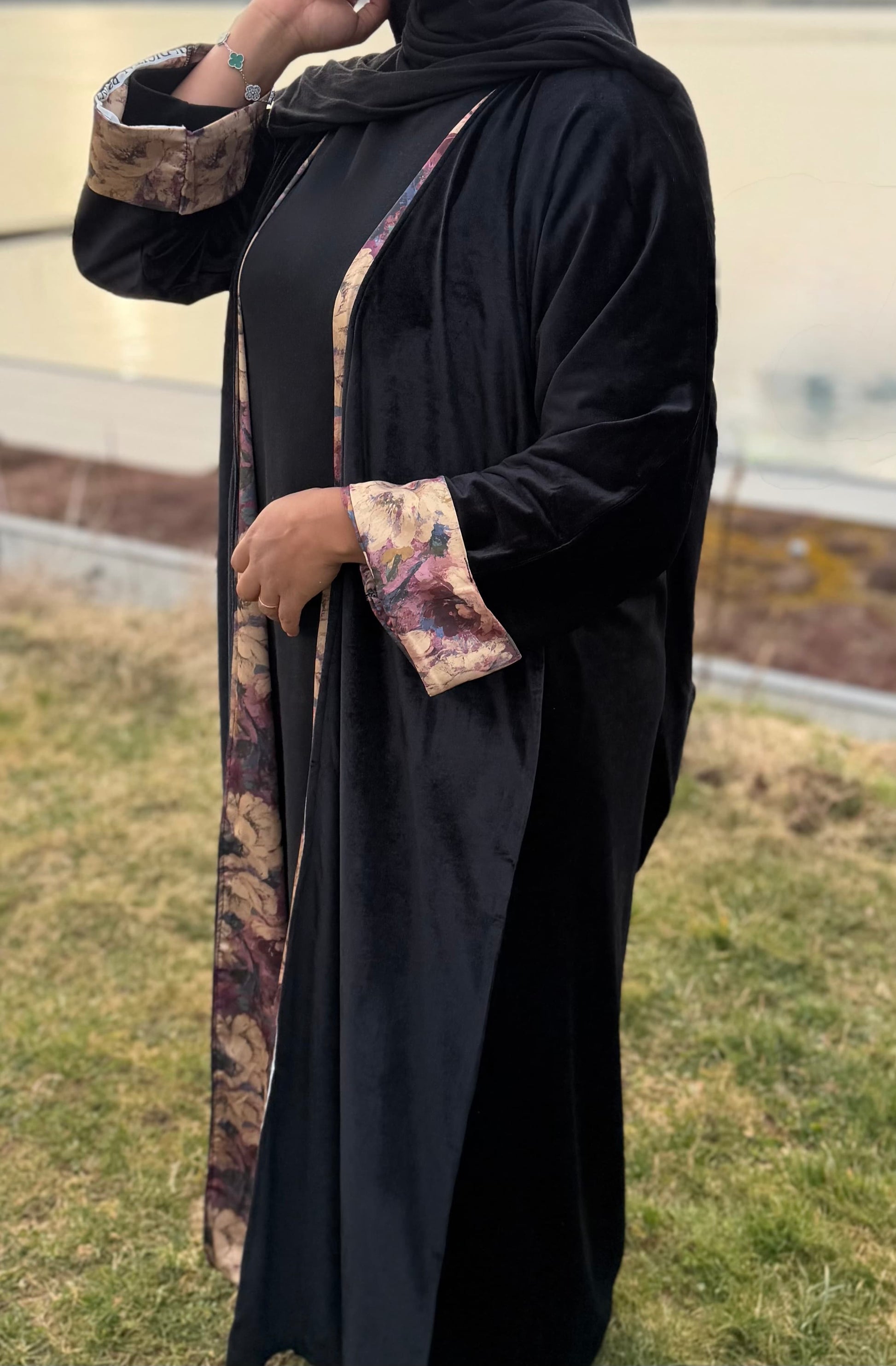 Abaya noire velours brodé motifs floraux vue de face — mode modeste élégante - Naqî Collection