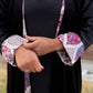 Abaya velour noir avec vue des détails broderie florale abaya velours noir mosaïque — artisanat mode modest - Naqî Collection