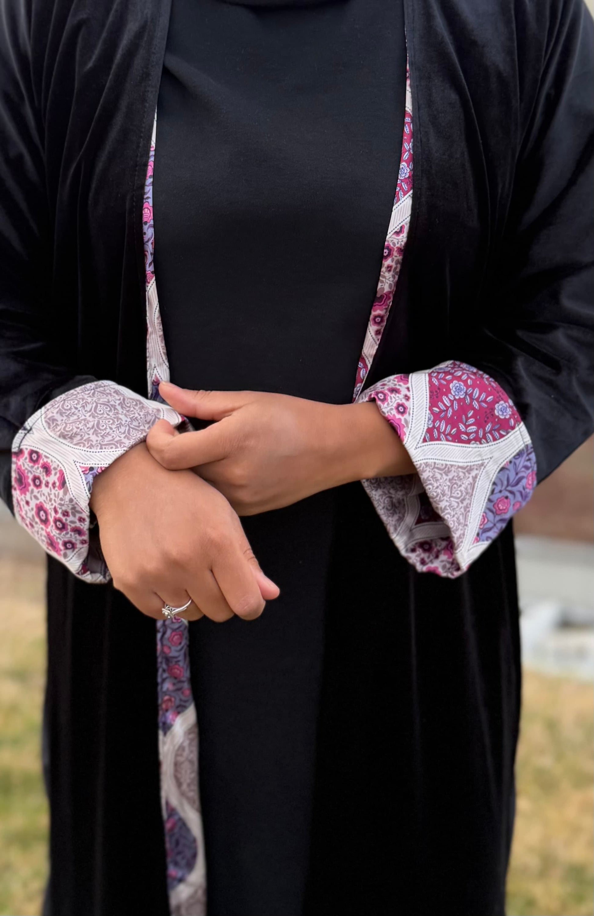 Abaya velour noir avec vue des détails broderie florale abaya velours noir mosaïque — artisanat mode modest - Naqî Collection