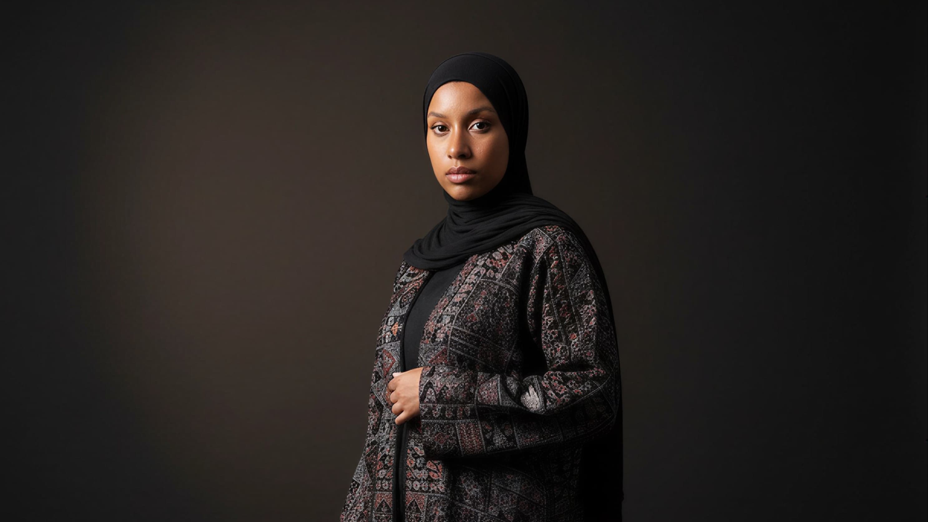 Abaya Cristal velour portée par une femme vue de face