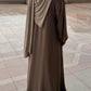 Abaya longue couleur taupe coupe évasée et fluide vue de dos  — mode modeste confort quotidien femme