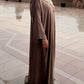 Abaya taupe évasée couleur taupe vue de profil - Robe modest fashion coupe fluide femme 