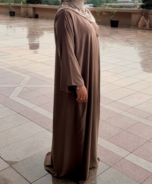 Abaya taupe évasée couleur taupe vue de profil - Robe modest fashion coupe fluide femme 