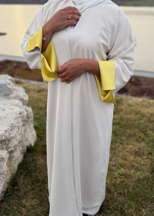 Abaya crème revers satinés jaunes — robe longue mode modest fashion cérémonie Aïd femme - Naqî Collection