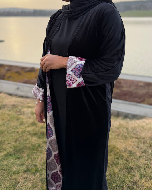 Abaya velours noir mosaïque florale brodée — robe longue cérémonie élégante modest fashion - Naqî Collection