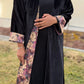 Abaya noire velours brodé motifs floraux vue trois quarts— mode modeste élégante - Naqî Collection