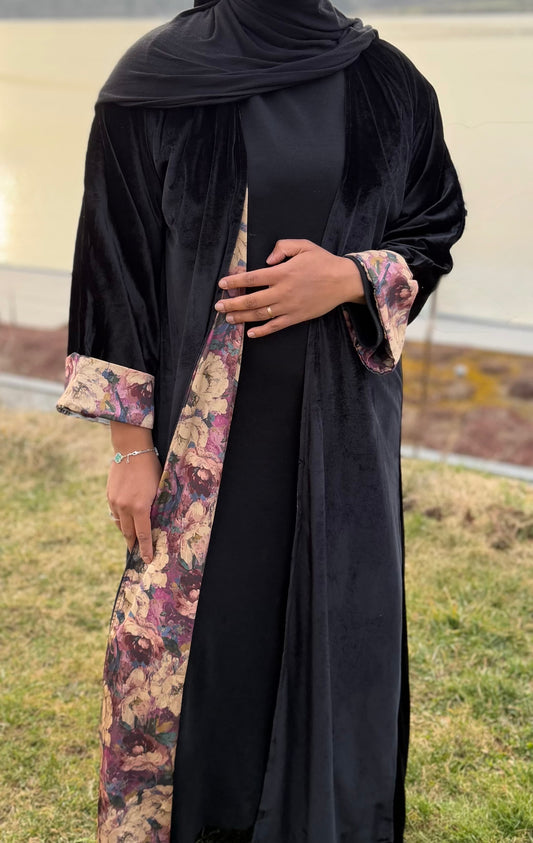 Abaya noire velours brodé motifs floraux vue trois quarts— mode modeste élégante - Naqî Collection