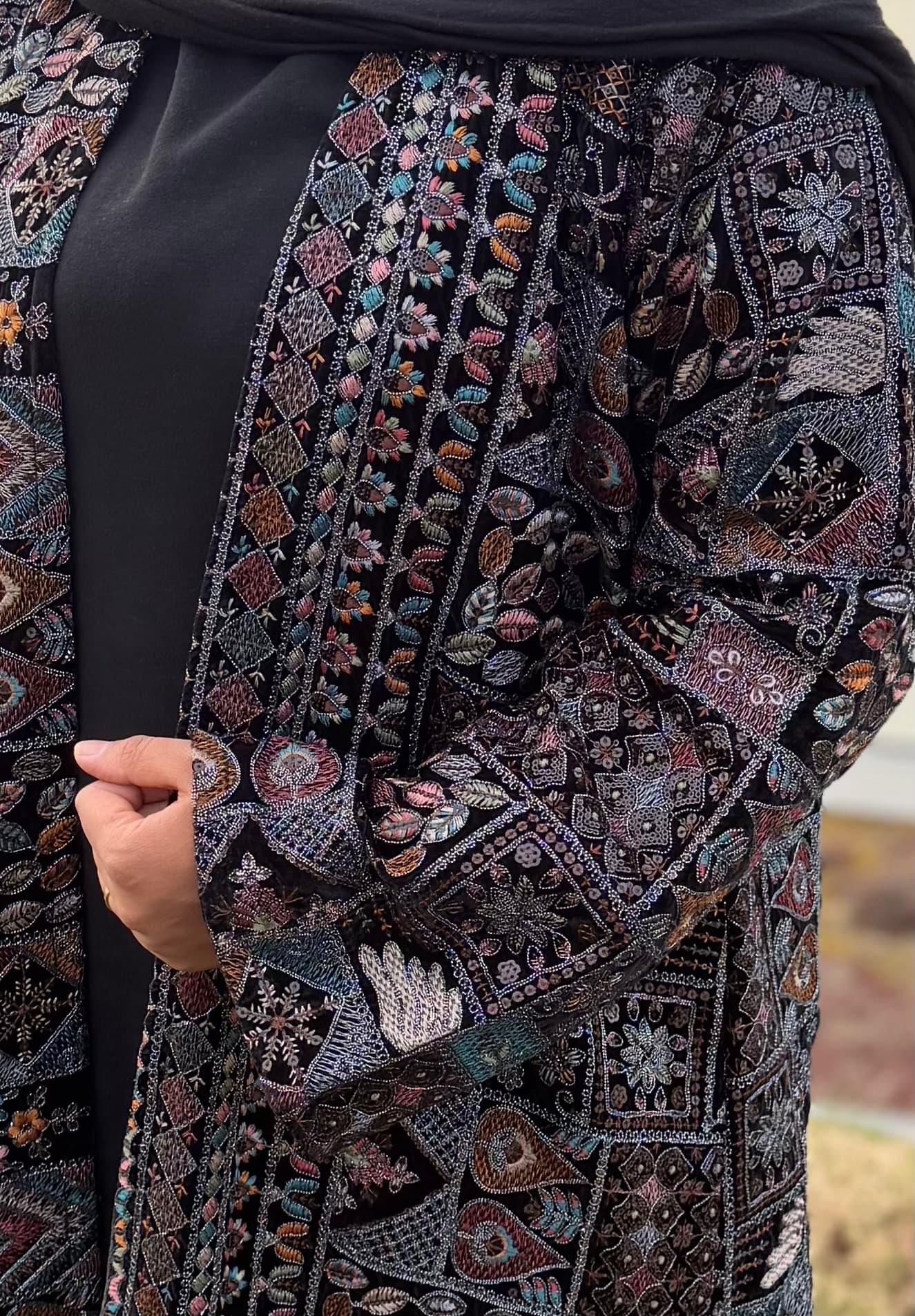 Details de la abaya velours noir brodée à la main avec cristaux scintillants — mode modeste cérémonie mariage - Naqî Collection