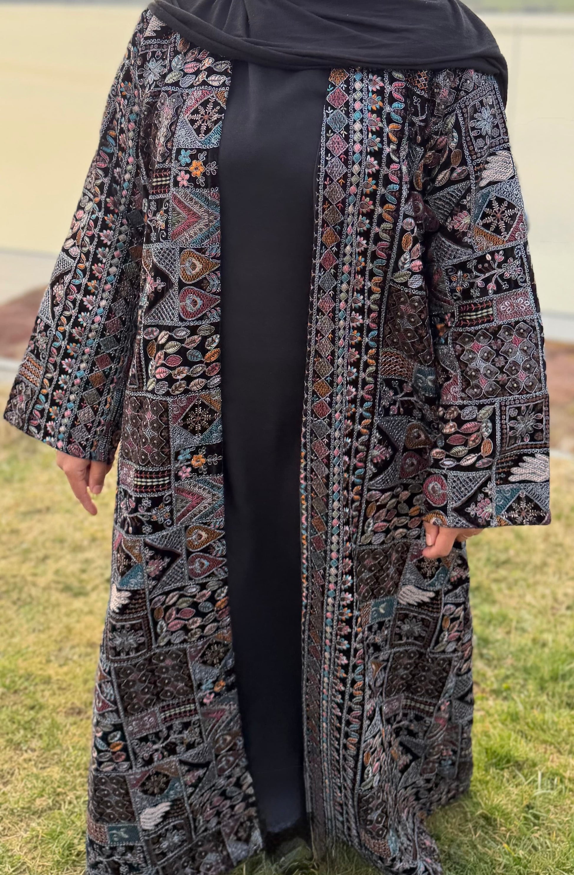 Abaya velours noir brodée à la main avec cristaux scintillants vue de face— mode modeste cérémonie mariage - Naqî collection