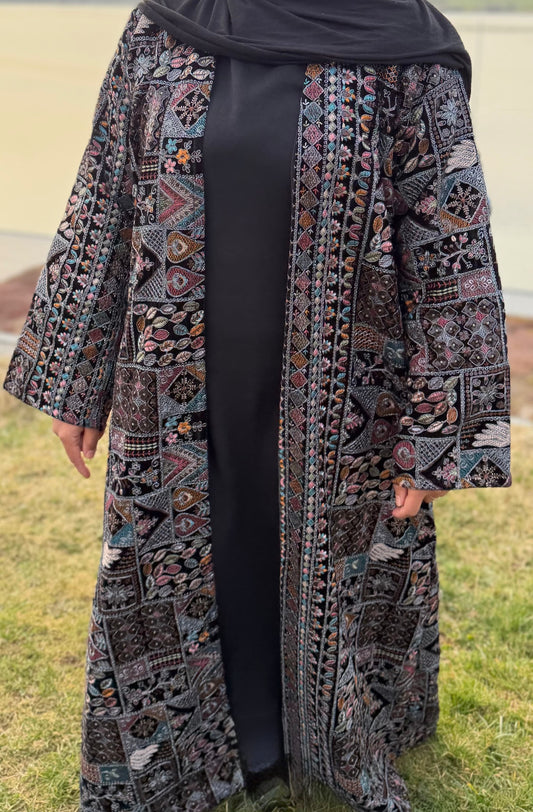 Abaya velours noir brodée à la main avec cristaux scintillants vue de face— mode modeste cérémonie mariage - Naqî collection