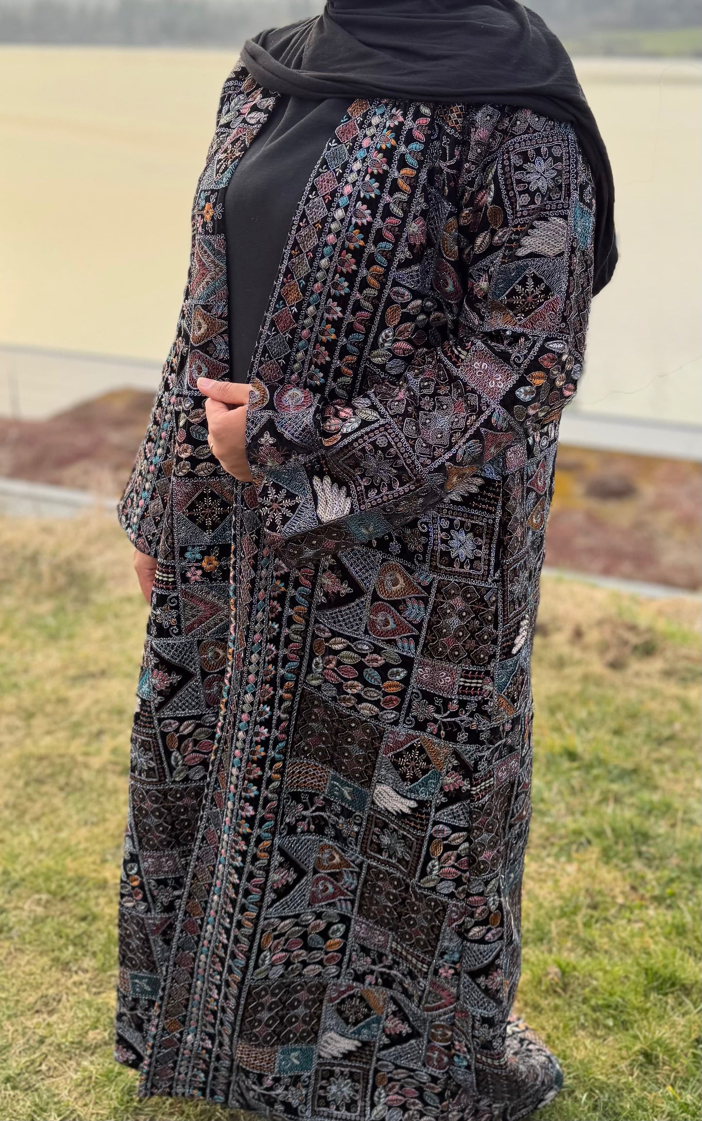 Abaya velours noir brodée à la main avec cristaux scintillants vue trois quarts — mode modeste cérémonie mariage - Naqî Collection
