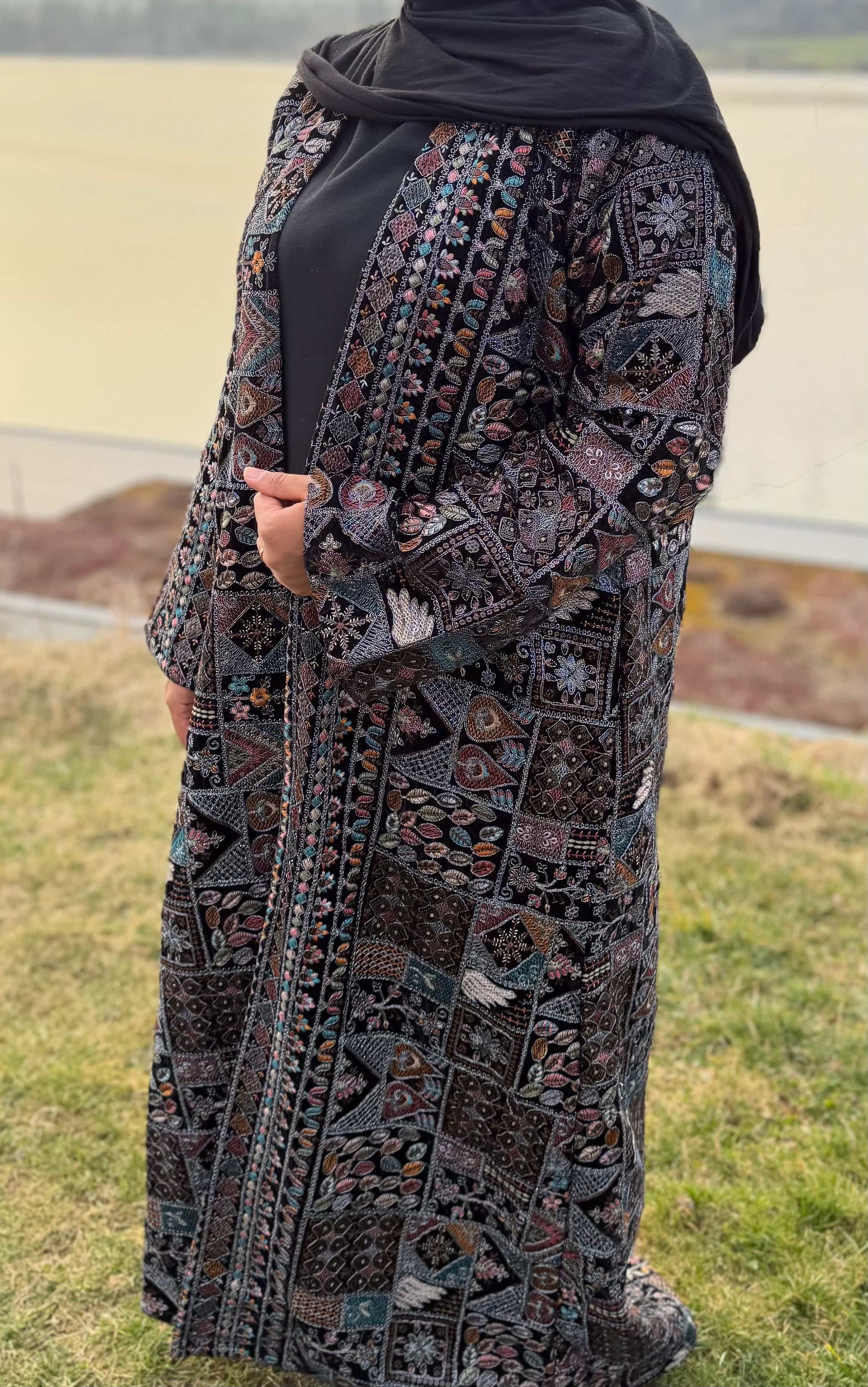 Abaya velours noir brodée à la main avec cristaux scintillants vue trois quarts — mode modeste cérémonie mariage - Naqî Collection