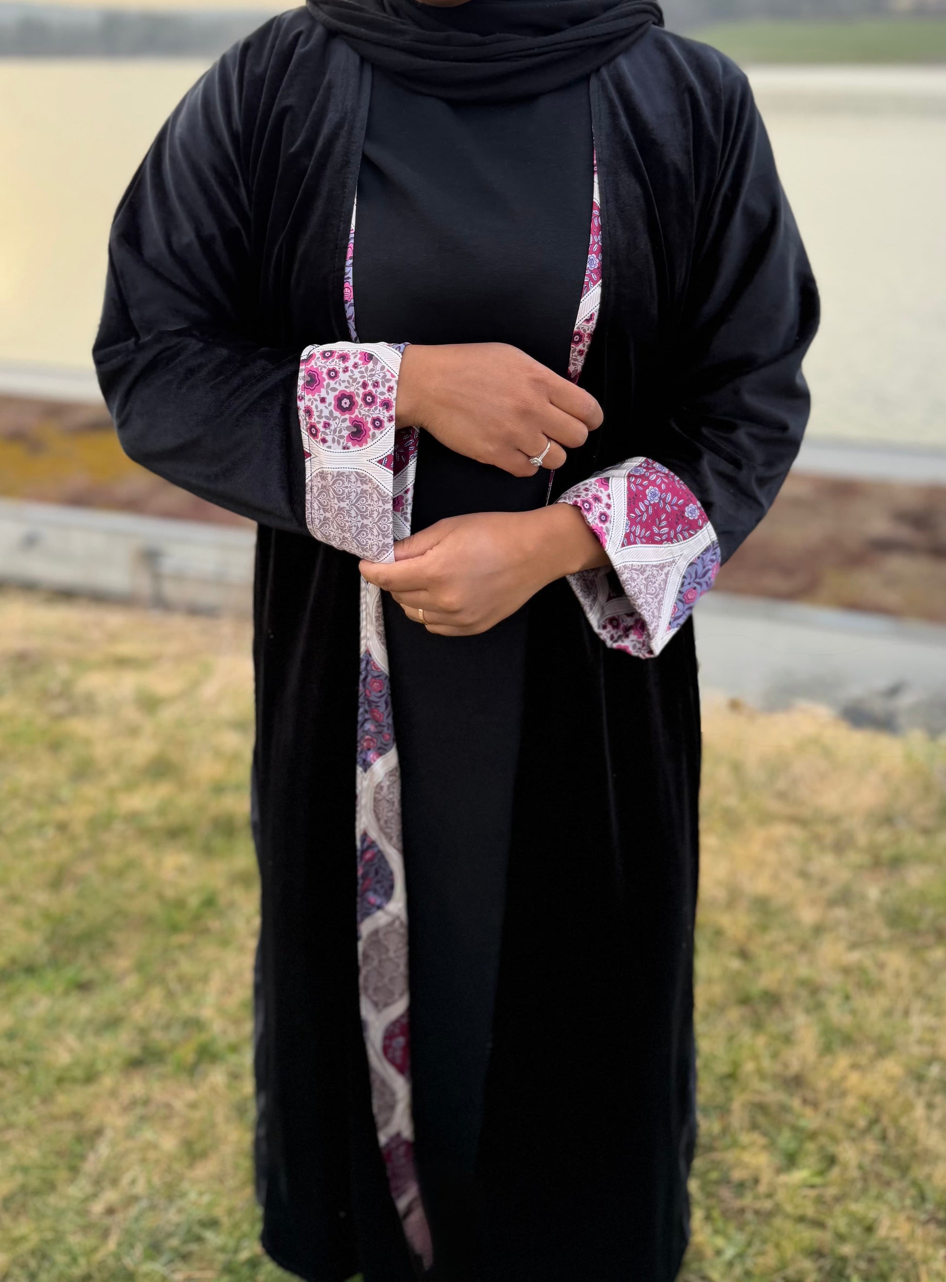 Abaya velour motif mosaïque floral vue de face — artisanat mode modeste - Naqì Collection
