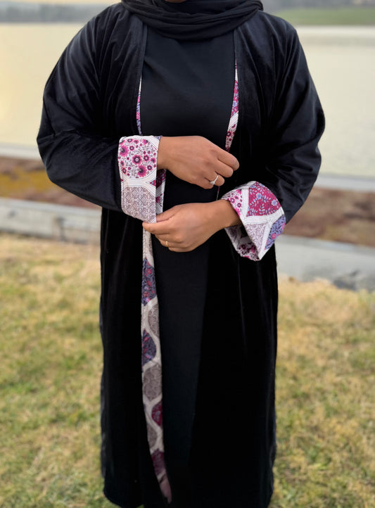 Abaya velour motif mosaïque floral vue de face — artisanat mode modeste - Naqì Collection