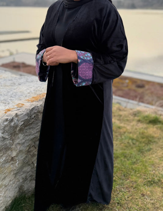 Abaya velours noir motifs mosaïques multicolores brodés — vêtement pudique luxe fashion modest - Naqî Collection
