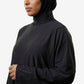 Femme portant un burkini 3 pièces noir avec cagoule intégrée - coupe ample et confortable - zoom sur les détails de la cagoule et du tissu ainsi que le logo