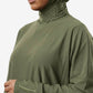 Femme portant un burkini 3 pièces vert avec cagoule intégrée - coupe ample et confortable - zoom sur les détails de la cagoule et du tissu ainsi que le logo