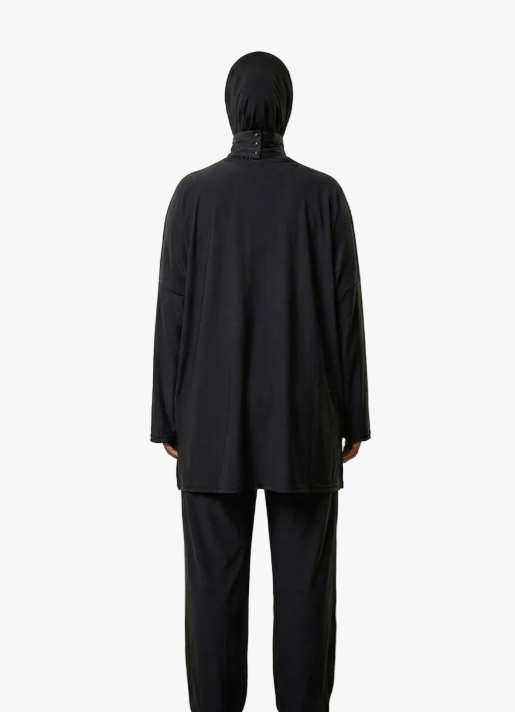 Femme portant un burkini 3 pièces noir avec cagoule intégrée vu de dos - silhouette complète coupe ample 
