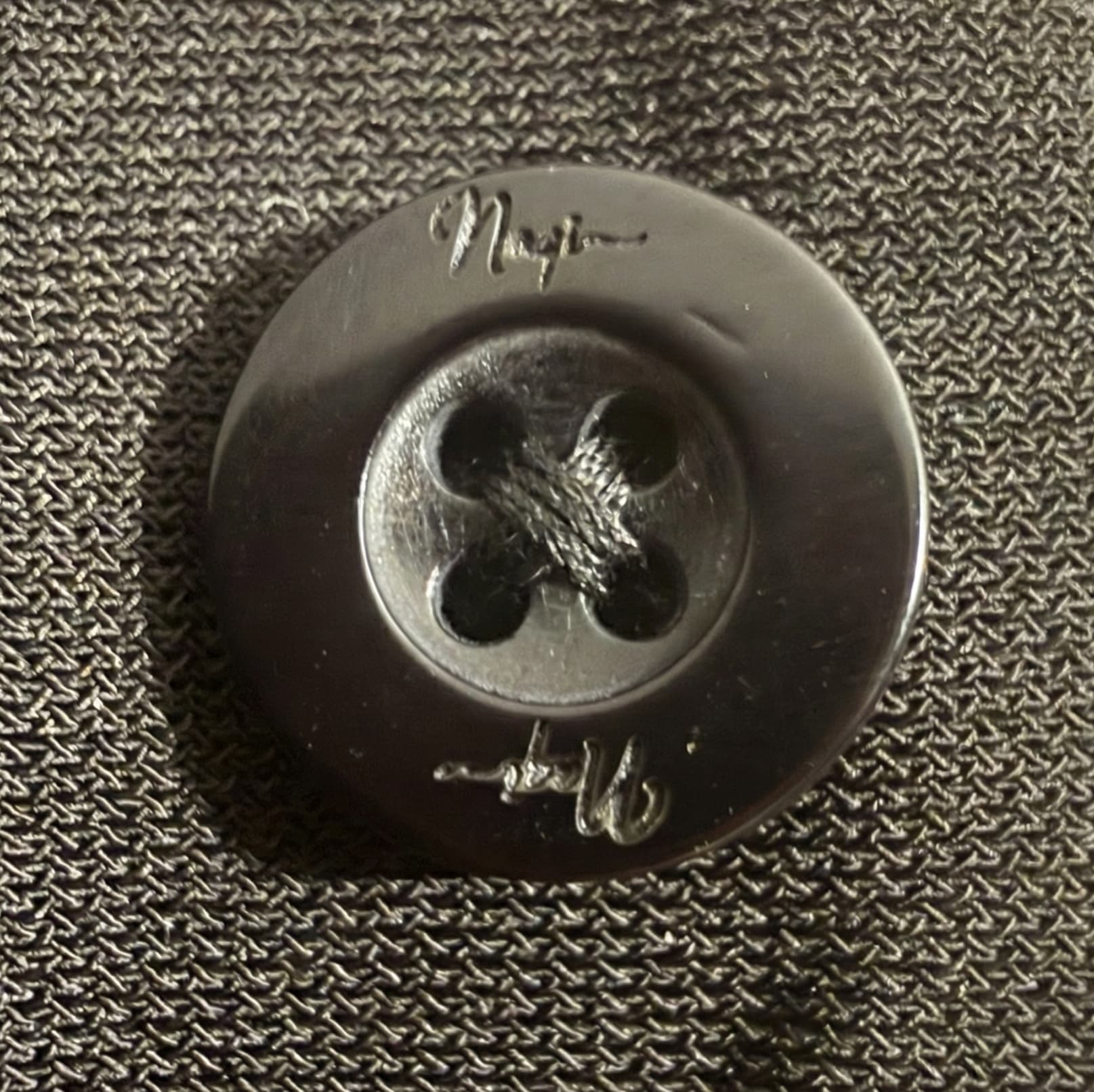 Hijab cagoule jersey premium noir - détail bouton marque Naqî Collection