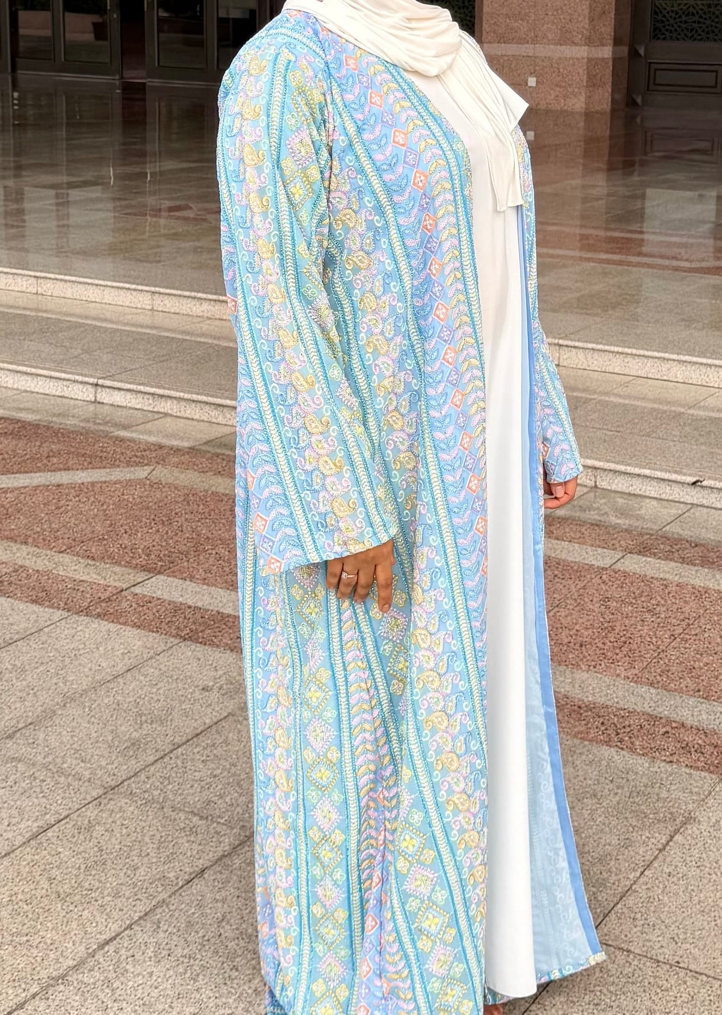 Kimono abaya cristal bleu femme vue de profil — silhouette cérémonie mode modeste