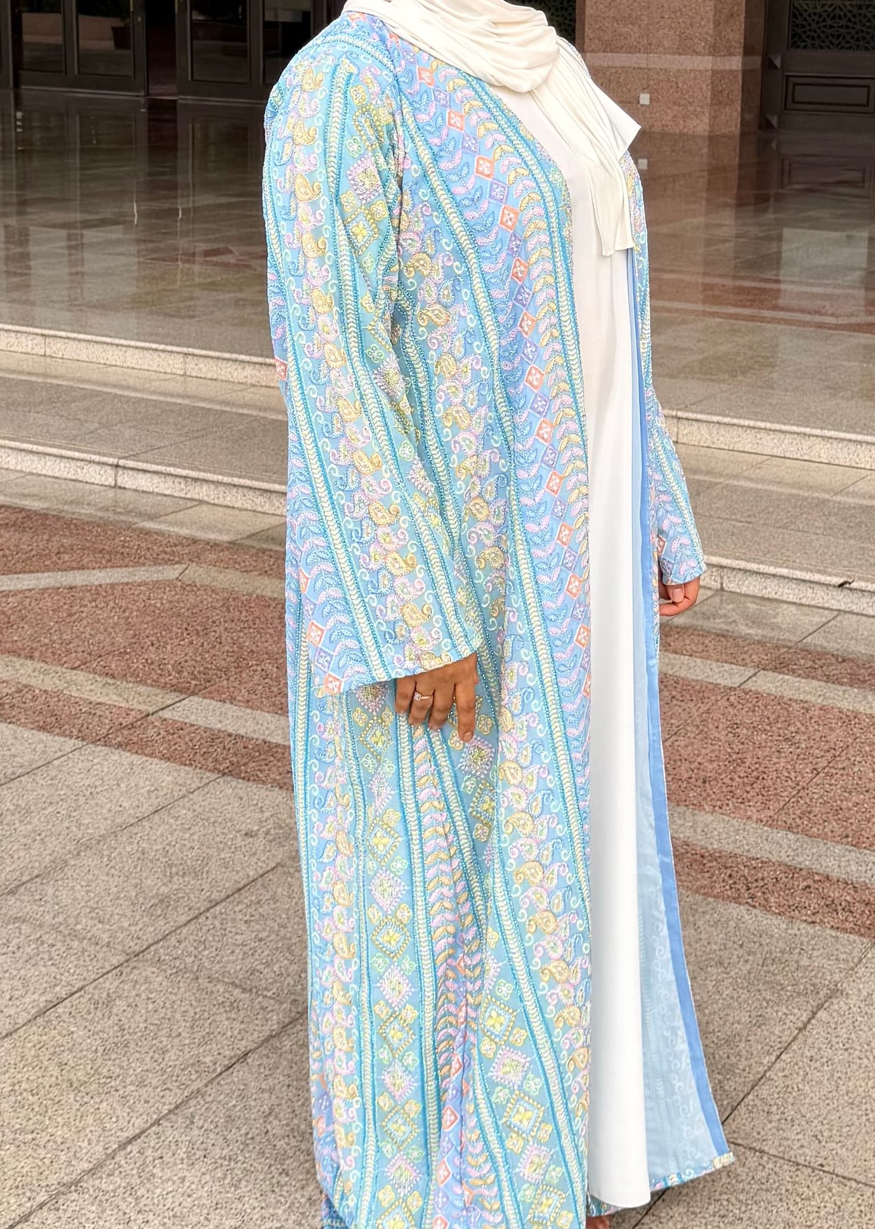 Kimono abaya cristal bleu femme vue de profil — silhouette cérémonie mode modeste