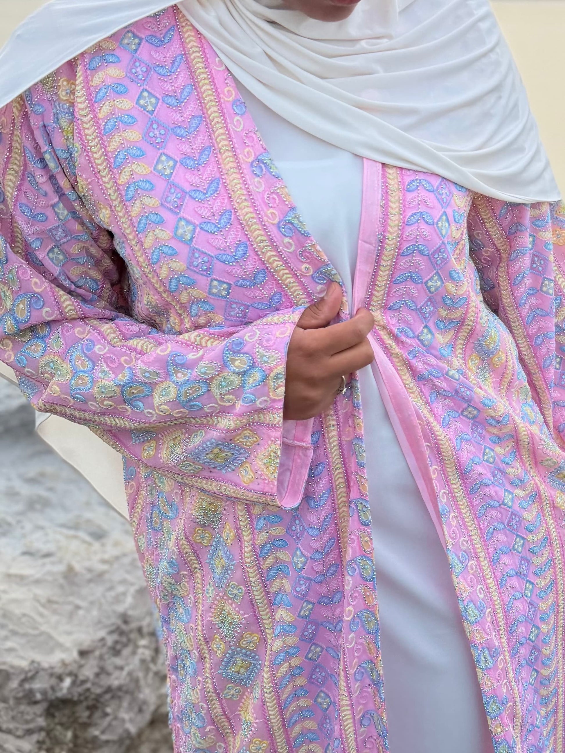Kimono abaya cristal rose femme — details cristaux tissu satiné broderies cristaux cousus main, cérémonie soirée