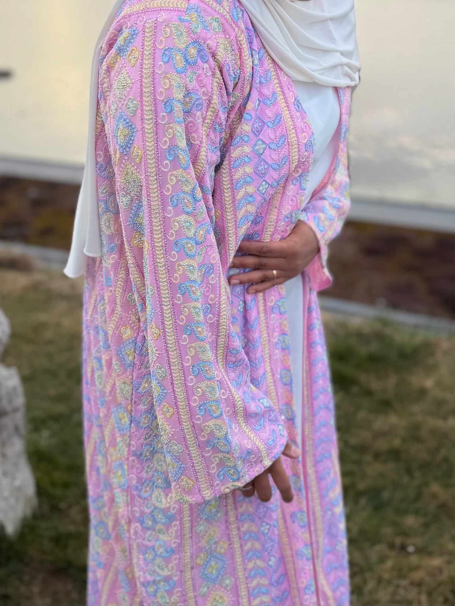 Kimono abaya cristal rose femme vue de profil — silhouette cérémonie mode modeste