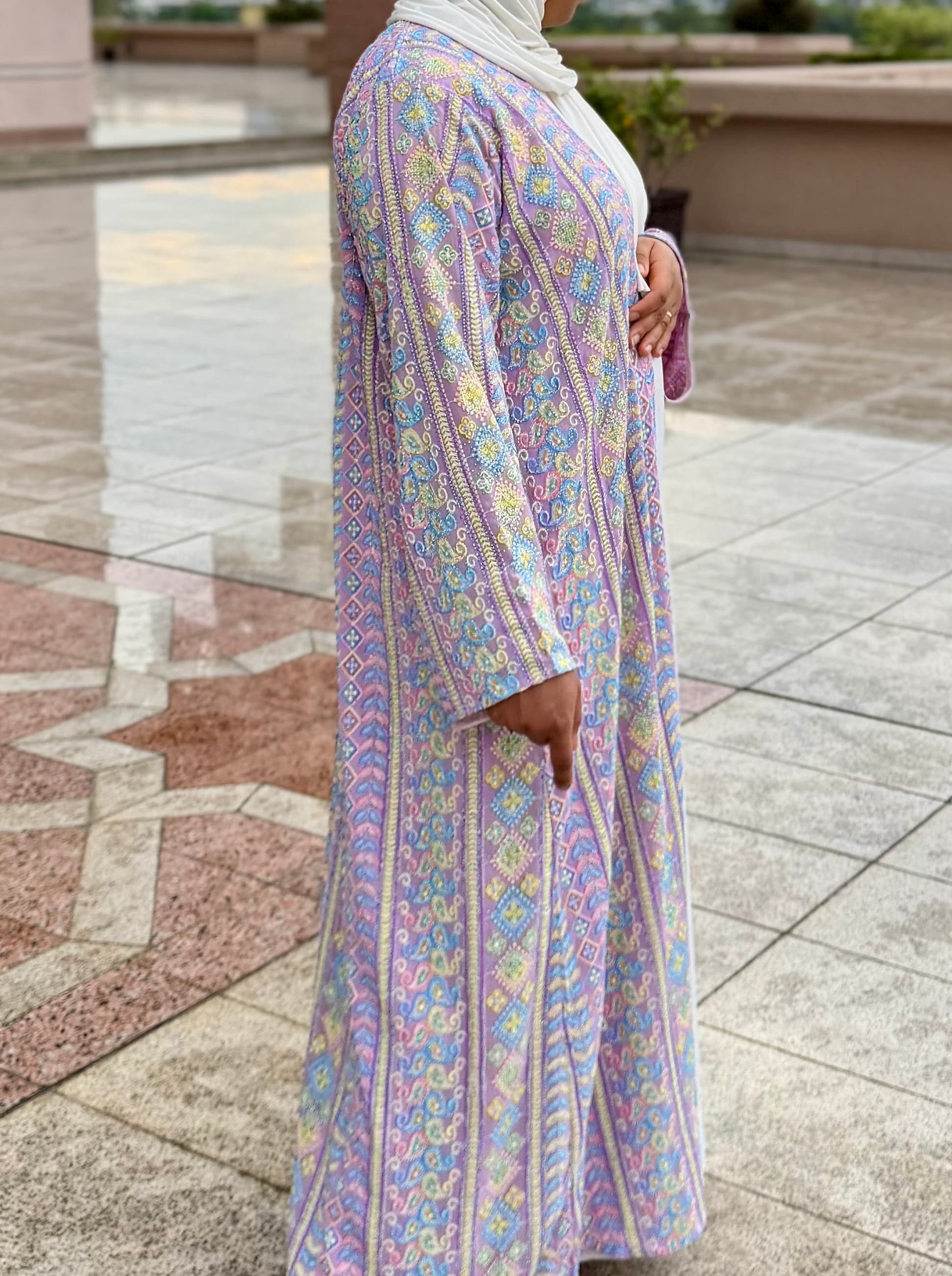 Kimono abaya cristal violet femme vue de profil — silhouette cérémonie mode modeste